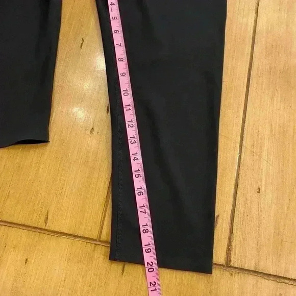 UNIQLO Women's Black Crop Legging Activewear M excellent condition - Picture 6 of 10